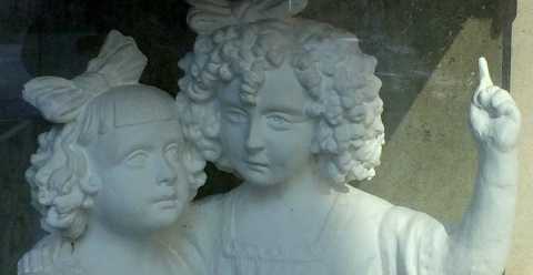 Il cimitero di Bari e un'antica statua: ritrae Nella e Ninetta, sorelline uccise dalla Spagnola